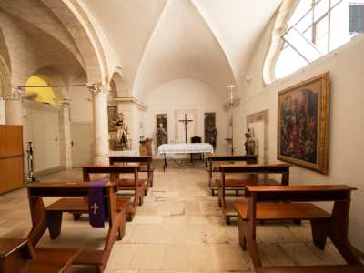 Veniamo ora guidati da Donato, il custode della chiesa, alle spalle dell�altare maggiore. Qui � situata un�altra piccola cappella dove...